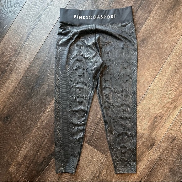 Pink Soda Sport leggings size large black snake skin - Picture 1 of 7